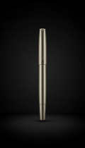 bolígrafo de metal cepillado con logotipo sutil